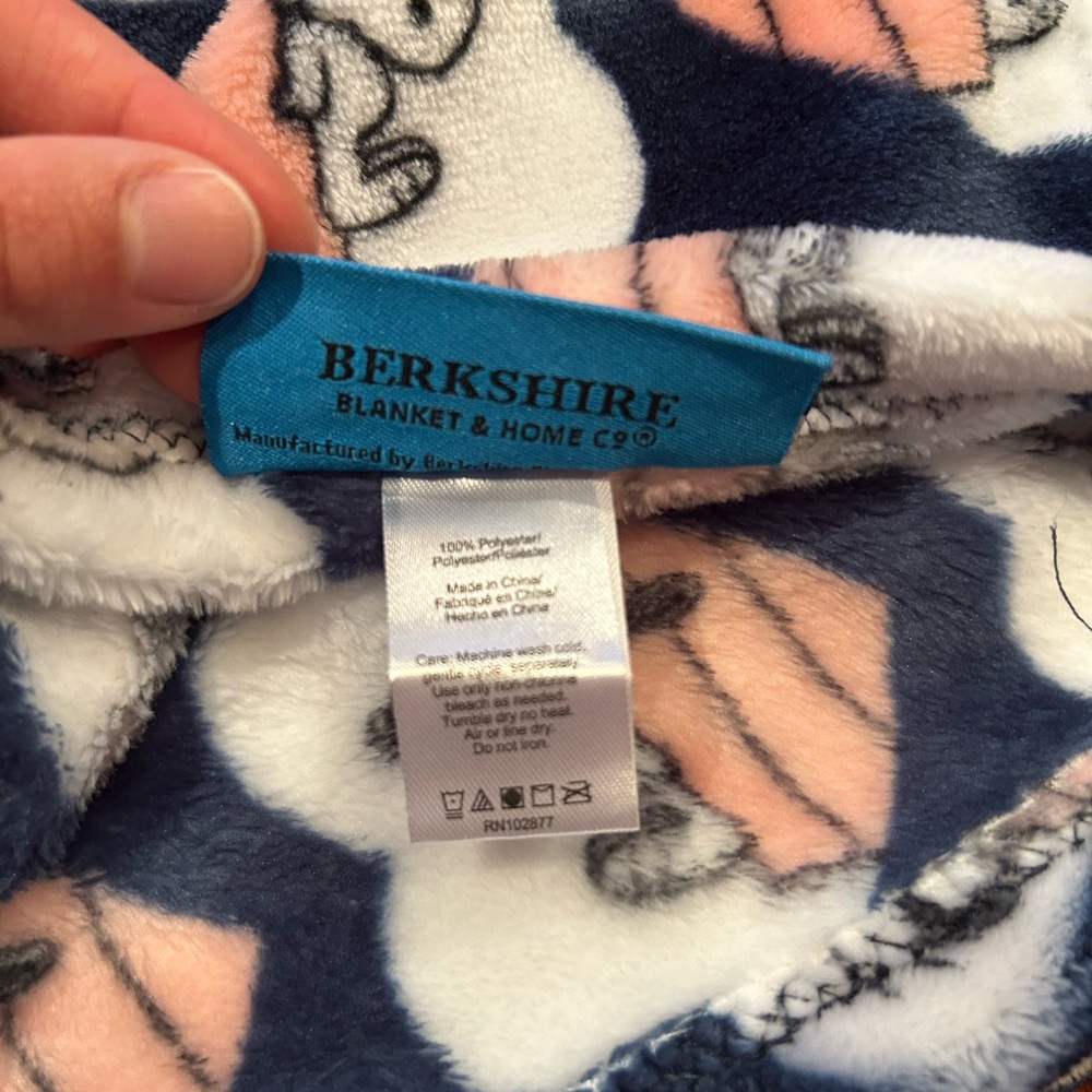 Berkshire Peanuts Valentine’s Lazy Snoopy Hearts Blanket - Picture 6 of 6